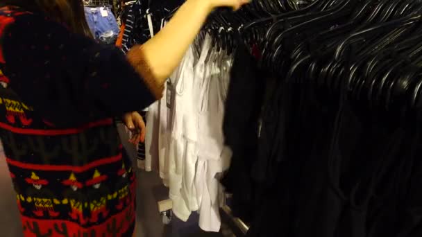 Shopping Outlets Europe Girl Chooses Clothes Sale Discounts — Stock Video