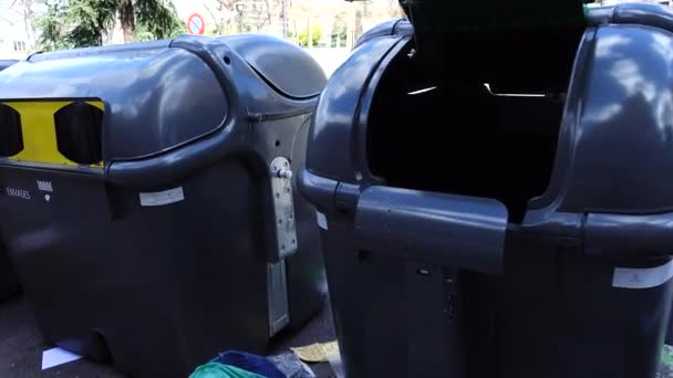 Mülltonnen Auf Den Straßen Von Madrid Spanien Schießen Bewegung — Stockvideo