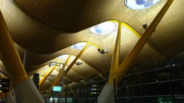 Barajas Havaalanı 'ndaki 4S terminali. Madrid 'in ana havaalanıdır. Hareket halinde çekim.
