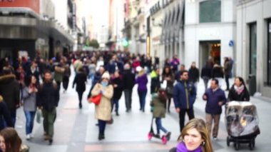 Madrid sokaklarında bilinmeyen insanlar. Ağır çekim. Odaklanamıyorum.
