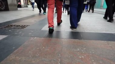 Madrid sokaklarındaki turistler. Ağır çekim. Hareket halinde çekim.