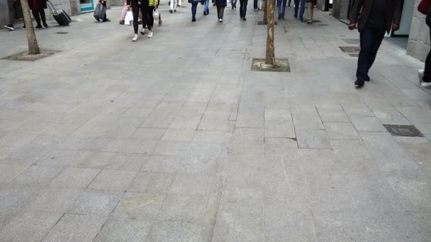 Люди Улицах Мадрида Движение Людей Вдоль Улицы Фуэнкаррал Медленное Движение — стоковое видео