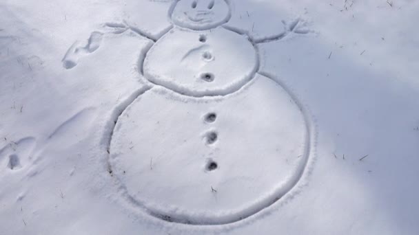 Die Zeichnung Eines Schneemanns Auf Schnee — Stockvideo