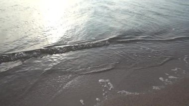 Deniz. Sahilde çekim yapmak. Ağır çekim. 240 fp. Deniz sörfü.