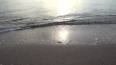 Deniz. Sahilde çekim yapmak. Ağır çekim. 240 fp. Deniz sörfü.