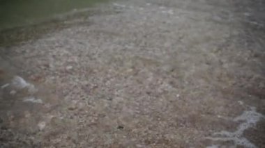 Deniz. Ağır çekim. Sahilde 240 Fp..