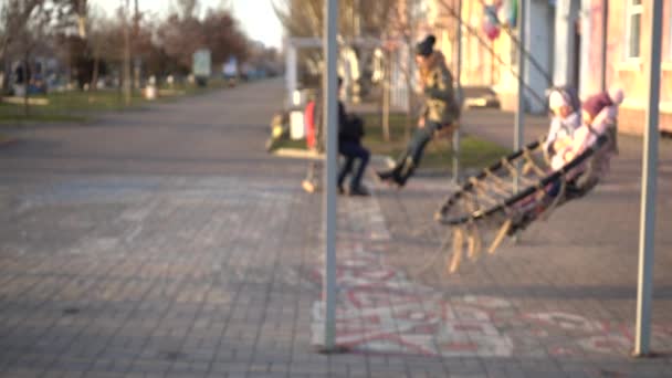 Altalena Bambini Rallentatore Sfocato 240 Fps Bambini Cavalcano Altalena — Video Stock