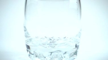 Su bardağa doldurulur. Ağır çekim. 480 fps. Yavaş çekim.