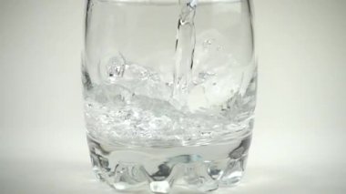 Su bardağa doldurulur. Ağır çekim. 480 fps. Yavaş çekim.