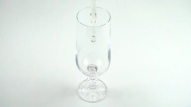 Şampanya bardağa doldurulur. Ağır çekim. 480 fps. Yavaş çekim.