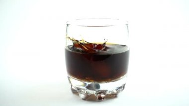 Buz küpleri Coca Cola ile bardağa düşer. Ağır çekim. 240 fp. Yavaş çekim.