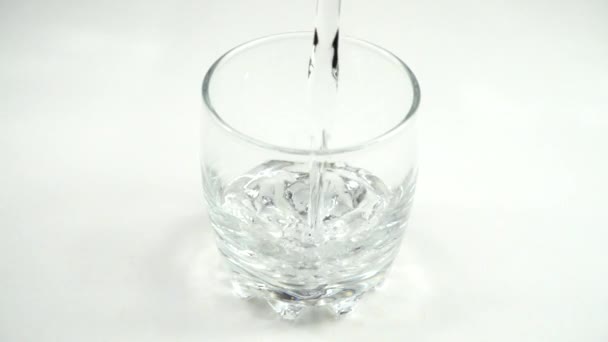 Wasser Wird Ein Glas Gegossen Zeitlupe 240 Fps Zeitlupe — Stockvideo