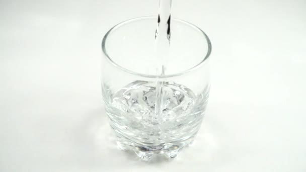 L'eau est versée dans un verre. Au ralenti. 240 ips. Mouvement lent .