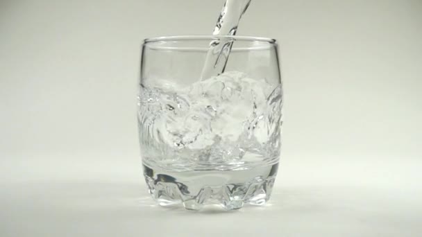 Wasser Wird Ein Glas Gegossen Zeitlupe 480 Fps Zeitlupe — Stockvideo