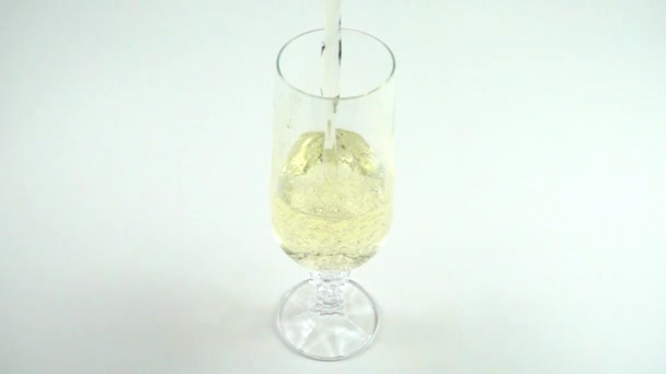 Champagner Wird Ein Glas Gegossen Zeitlupe 480 Fps Zeitlupe — Stockvideo