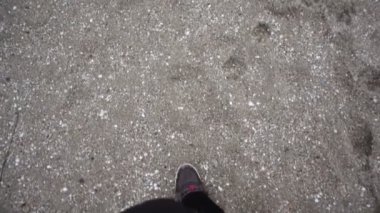 Sahilde yürü. Ağır çekim. 120 fp. Sahilde çekim yapmak..