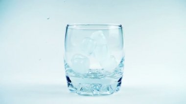 Buz küpleri bardağa düşer. Ağır çekim. 240 fp. Yavaş çekim.
