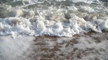 Deniz dalgası. Ağır çekim. 240 fp. Sahilde çekim yapmak..