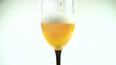 Bira bardakta akar. Ağır çekim. 480 fps. Yavaş çekim.