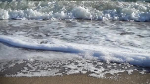 Deniz Dalgası Ağır Çekim 240 Sahilde Çekim Yapmak — Stok video