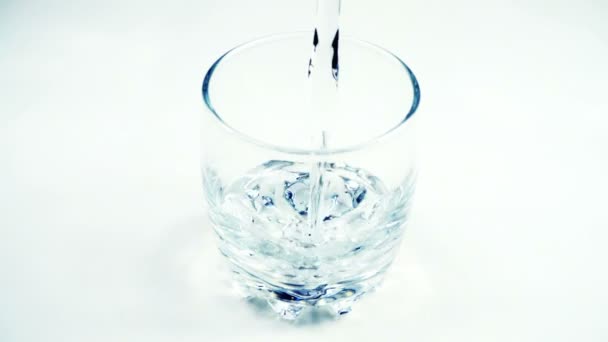 Wasser Wird Ein Glas Gegossen Zeitlupe 240 Fps Zeitlupe — Stockvideo