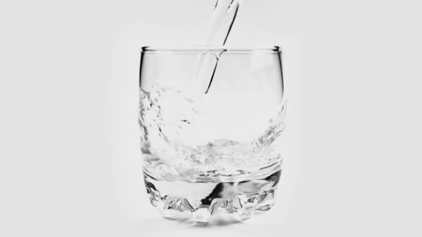 Wasser Wird Ein Glas Gegossen Zeitlupe 240 Fps Zeitlupe — Stockvideo