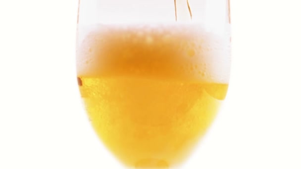 Cerveza Fluye Vasos Cámara Lenta 480 Fps Movimiento Lento — Vídeo de stock