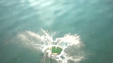Taş suya düşer. 480 fps. Yavaş Hareket.