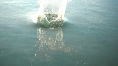 Taş suya düşer. 480 fps. Yavaş Hareket.