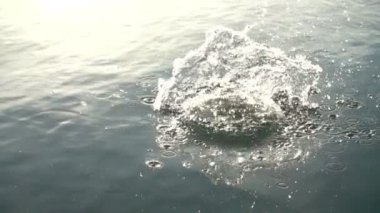 Taş suya düşer. Ağır çekim. 480 fps. Yavaş Hareket.