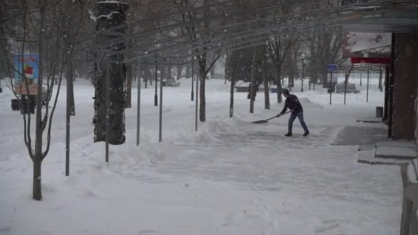 Der Unbekannte Reinigt Die Straße Vom Schnee Zeitlupe — Stockvideo