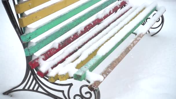 Bench Het Plein Vallende Sneeuw Langzame Beweging — Stockvideo