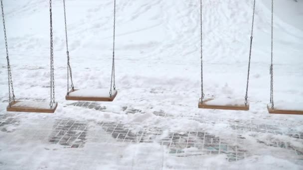 Der Fallende Schnee Und Die Schaukel Zeitlupe — Stockvideo
