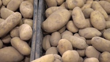 Süpermarkette patates. Atış talimi.