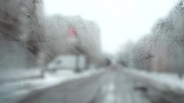 Kar ve buz, trafik. Kışın çekim..