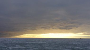 Donmuş deniz. Gökyüzündeki bulutlar. Zaman aşımı. Zaman Süreleri.