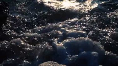 Deniz dalgası. Ağır çekim. 240 fp. Yavaş Hareket.