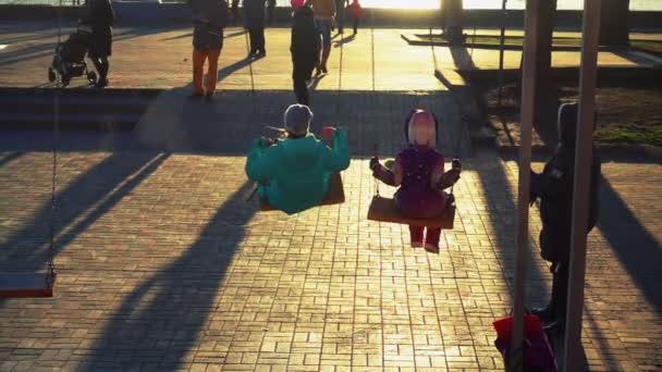 Çocuklar Için Salıncak Ağır Çekim 240 Yavaş Hareket — Stok video