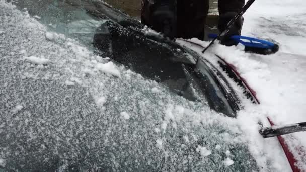雪と氷の車のフロントガラスのクリーニング 冬の射撃 — ストック動画