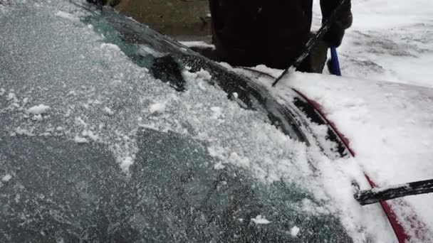 Pulizia Parabrezza Auto Neve Ghiaccio Sparatoria Nell Inverno — Video Stock