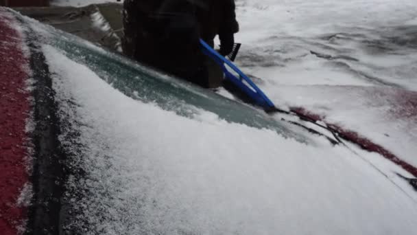 Reinigen Van Een Voorruit Van Een Auto Van Sneeuw Ijs — Stockvideo