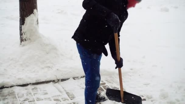 知らない男は雪から通りをきれいにする スローモーション — ストック動画
