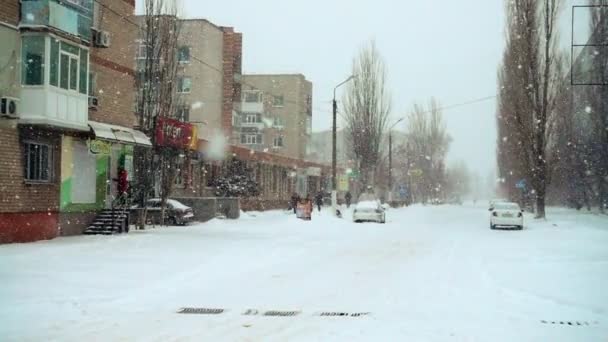 城里下着雪 慢动作 — 图库视频影像