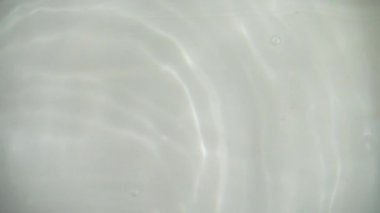 Portakallar suya düşüyor. Yavaş çekim.