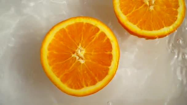 Naranjas Cayendo Agua Movimiento Lento — Vídeo de stock