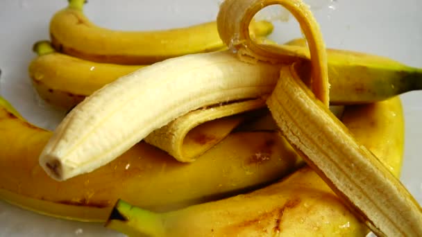 Plátanos Maduros Agua Movimiento Lento — Vídeo de stock