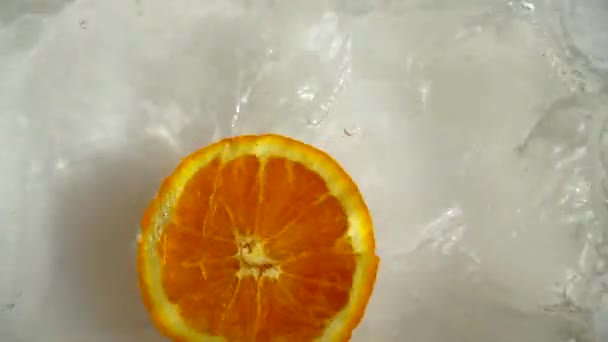 Апельсины Падают Воду Медленное Движение — стоковое видео