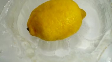 Limon suya düşüyor. Yavaş çekim.