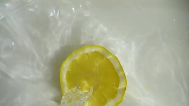 Lemon Falling Water Slow Motion — Stock Video