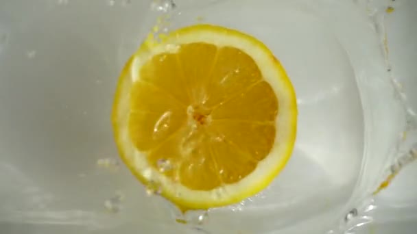 レモンは水の中に落ちる スローモーション — ストック動画
